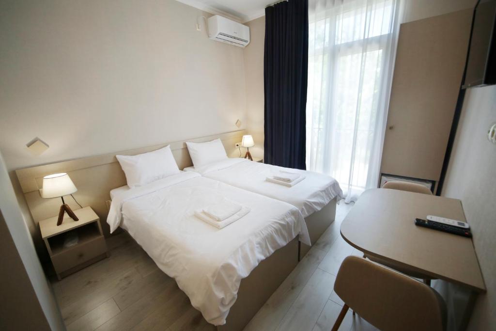 Postel nebo postele na pokoji v ubytování Hotel Sani Kutaisi
