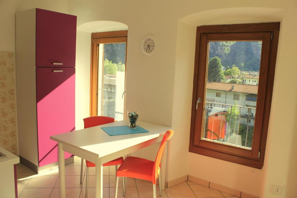 a kitchen with a table and chairs and a window at Belvedere Di Simona Cotti Piccinelli in Bard