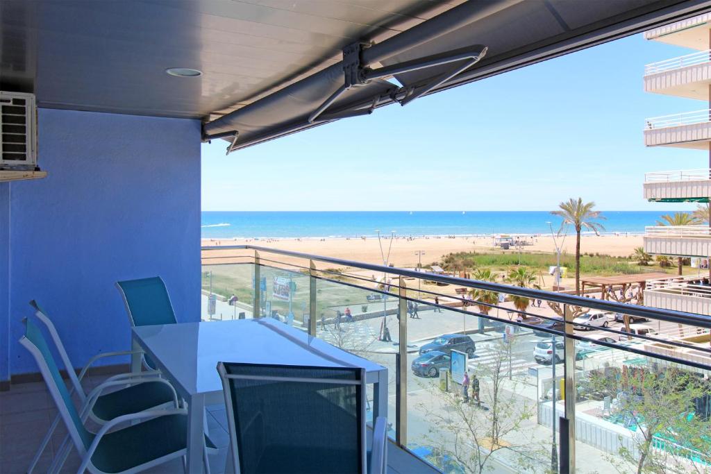 セグル・デ・カラフェルにあるApartamento Playa Doradaのビーチの景色を望むバルコニー(テーブル、椅子付)
