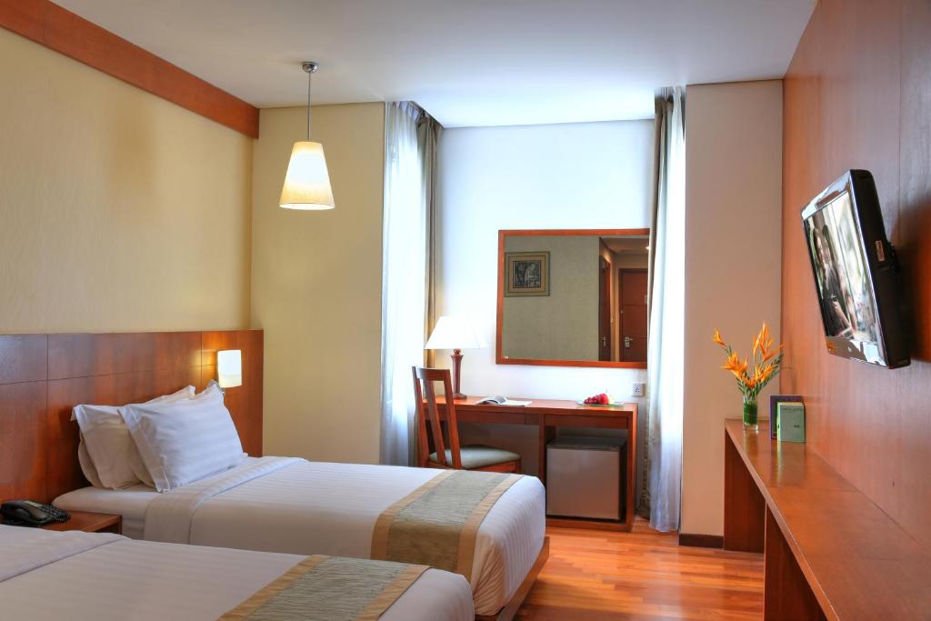 Postel nebo postele na pokoji v ubytování Oak Tree Emerald Hotel & Coventions Semarang