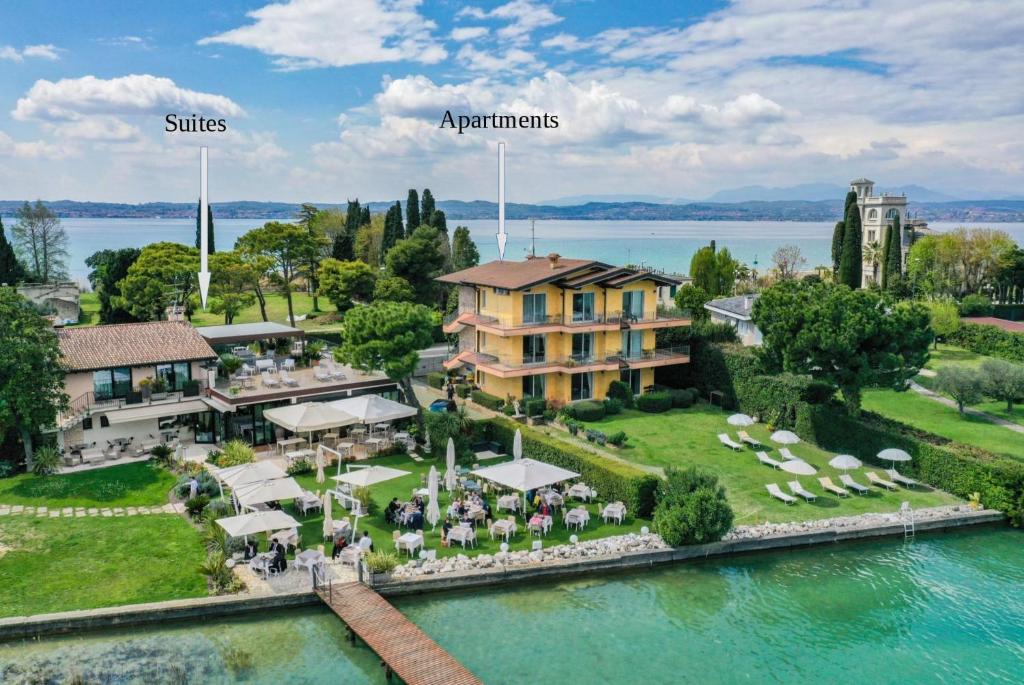 eine Luftansicht eines Hauses auf dem Wasser in der Unterkunft Casa dei Pescatori in Sirmione