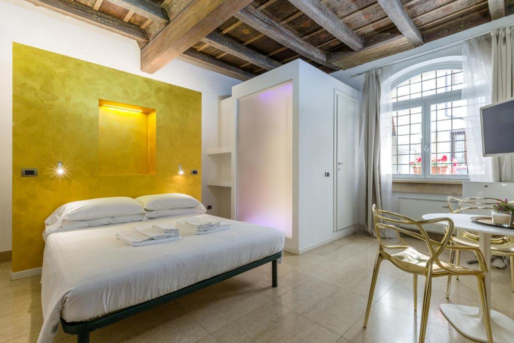Schlafzimmer mit einem Bett, einem Tisch und Stühlen in der Unterkunft Palazzo Cavalli Pasquini in Verona