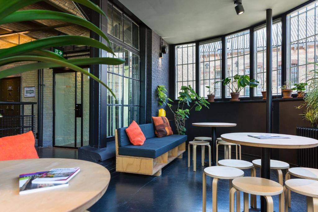Posezení v ubytování Alibi Hostel Leeuwarden