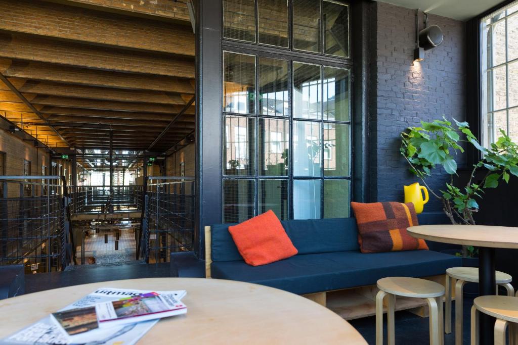 Posezení v ubytování Alibi Hostel Leeuwarden