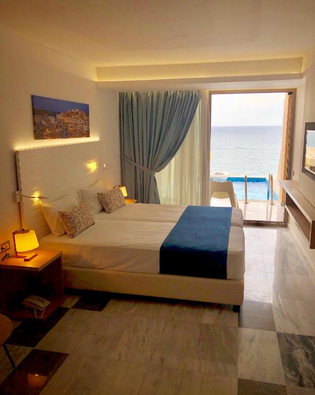 Posteľ alebo postele v izbe v ubytovaní Archipelagos Hotel