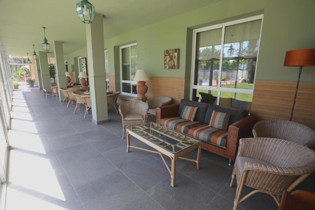 A seating area at Hotel Spa Atlántico San Vicente do Mar