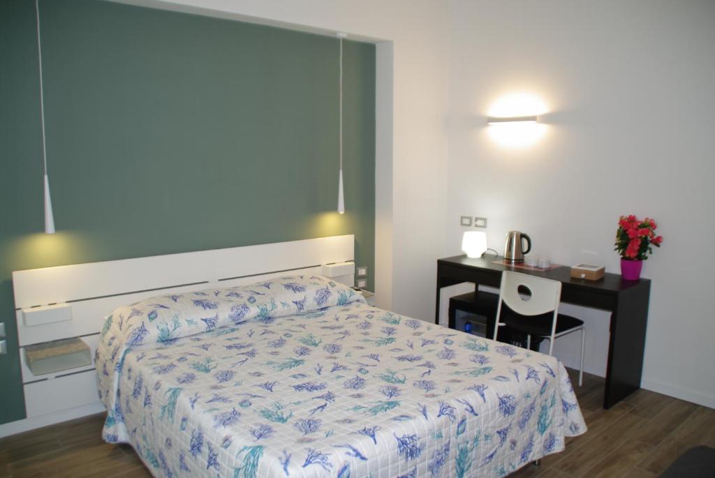 拉斯佩齊亞的住宿－Travel House，一间卧室配有一张床、一张桌子和一张桌子