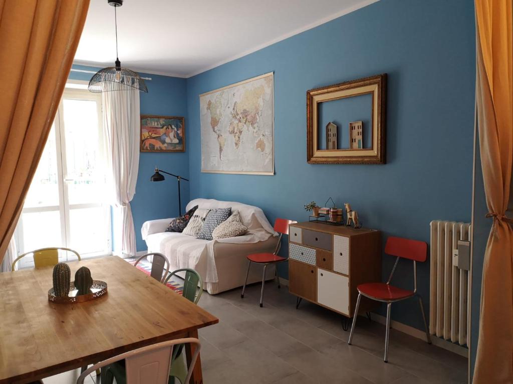 ein Wohnzimmer mit einem Sofa und einem Tisch in der Unterkunft Interno Otto in Rom