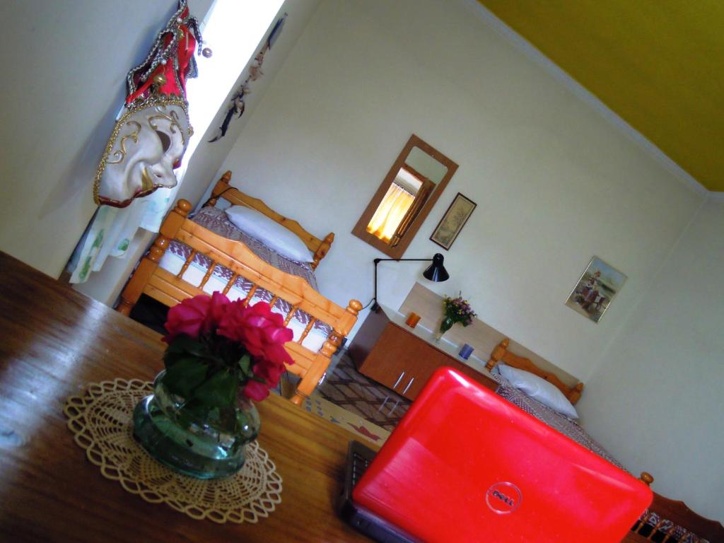 una sala de estar con un jarrón de flores sobre una mesa en Angie's Shared Villa TAM, en Tirana