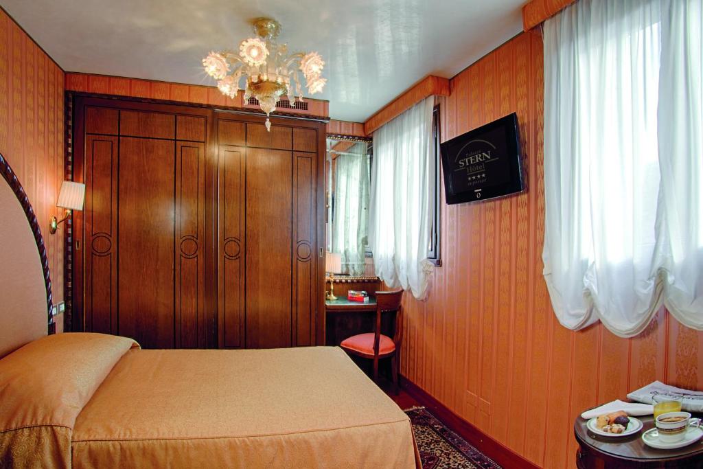 Postel nebo postele na pokoji v ubytování Hotel Palazzo Stern