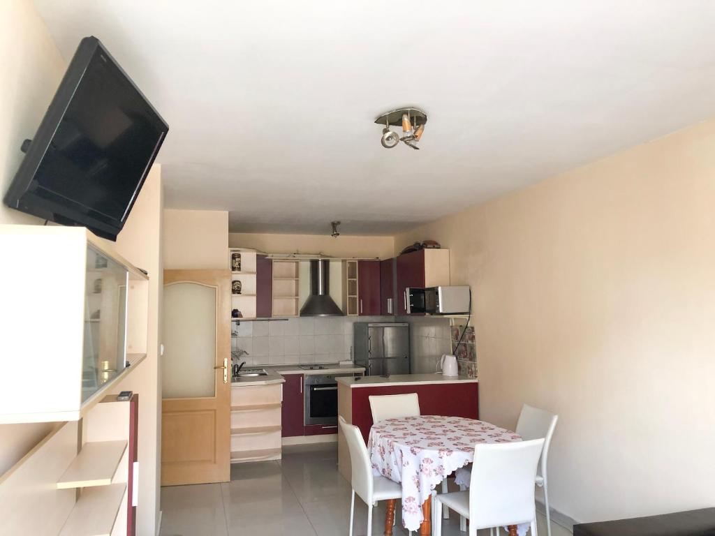 eine kleine Küche mit einem Tisch und einem Esszimmer in der Unterkunft Las Palmas in Pomorie