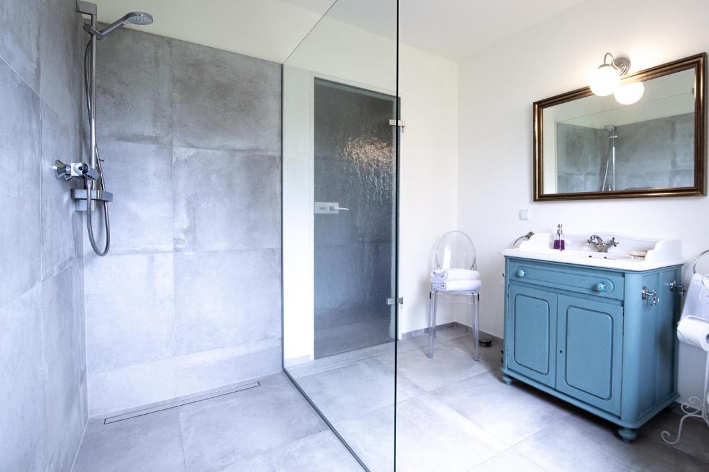 Koupelna v ubytování DAS KLEINE HOTEL IPHOFEN, Frühstückszauber, no waste, nachhaltig, nahe aller Weingüter, KNAUF GIPS KG und ConneKT, kleines Secret mit Garten & Terrassen, TV mirrorring, 55" TV, fine dining, Hunde willkommen