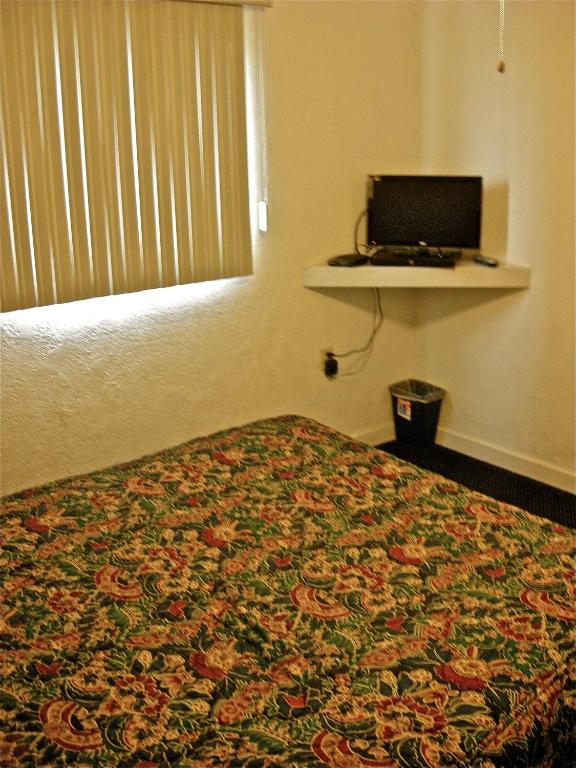 TV a/nebo společenská místnost v ubytování Hub Motel