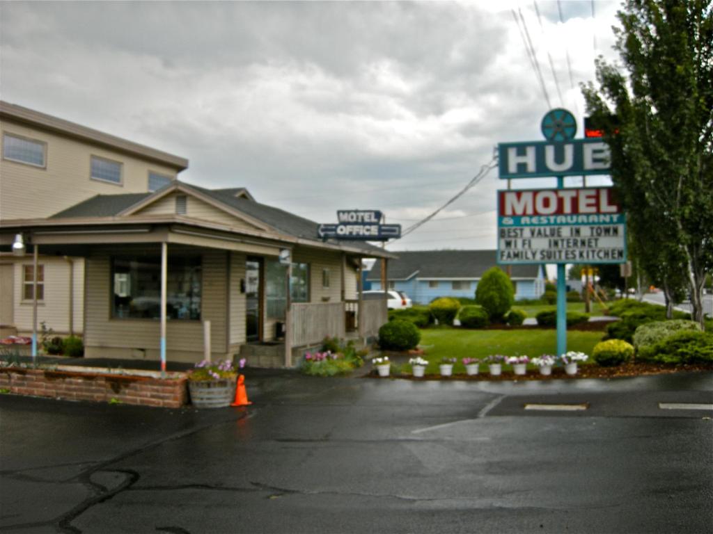 un motel con un cartel frente a un edificio en Hub Motel, en Redmond