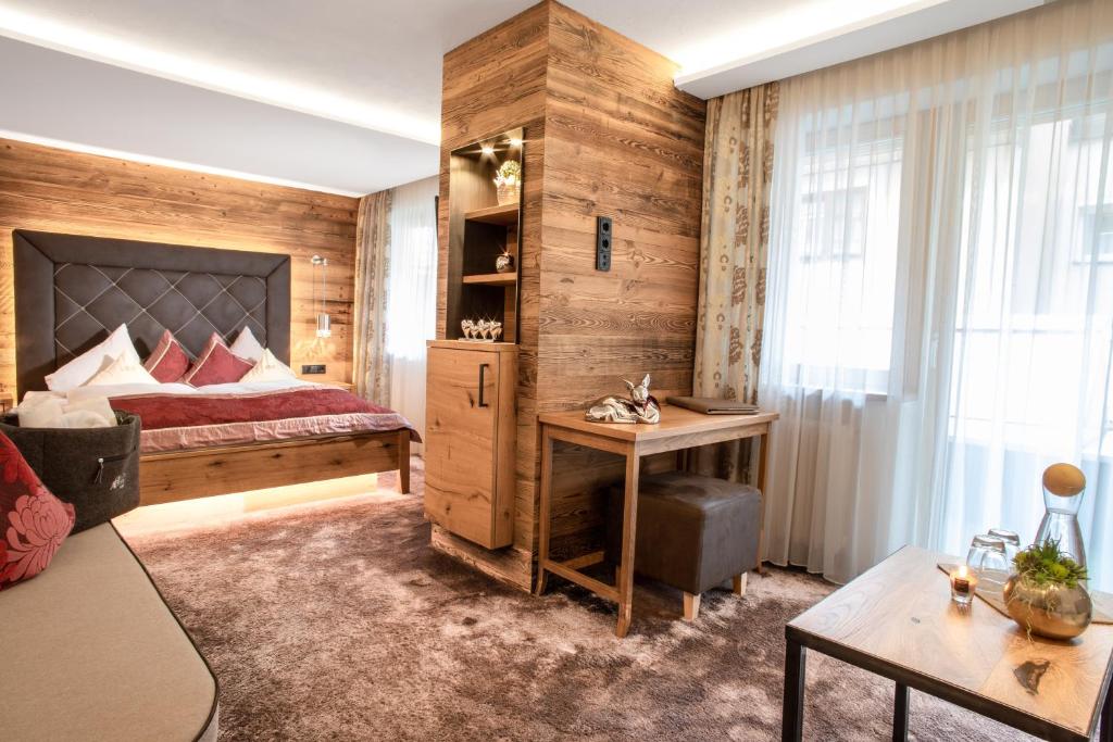 Postel nebo postele na pokoji v ubytování Hotel Sonne Ischgl