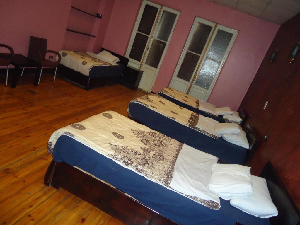 Una cama o camas en una habitación de Freedom Hostel