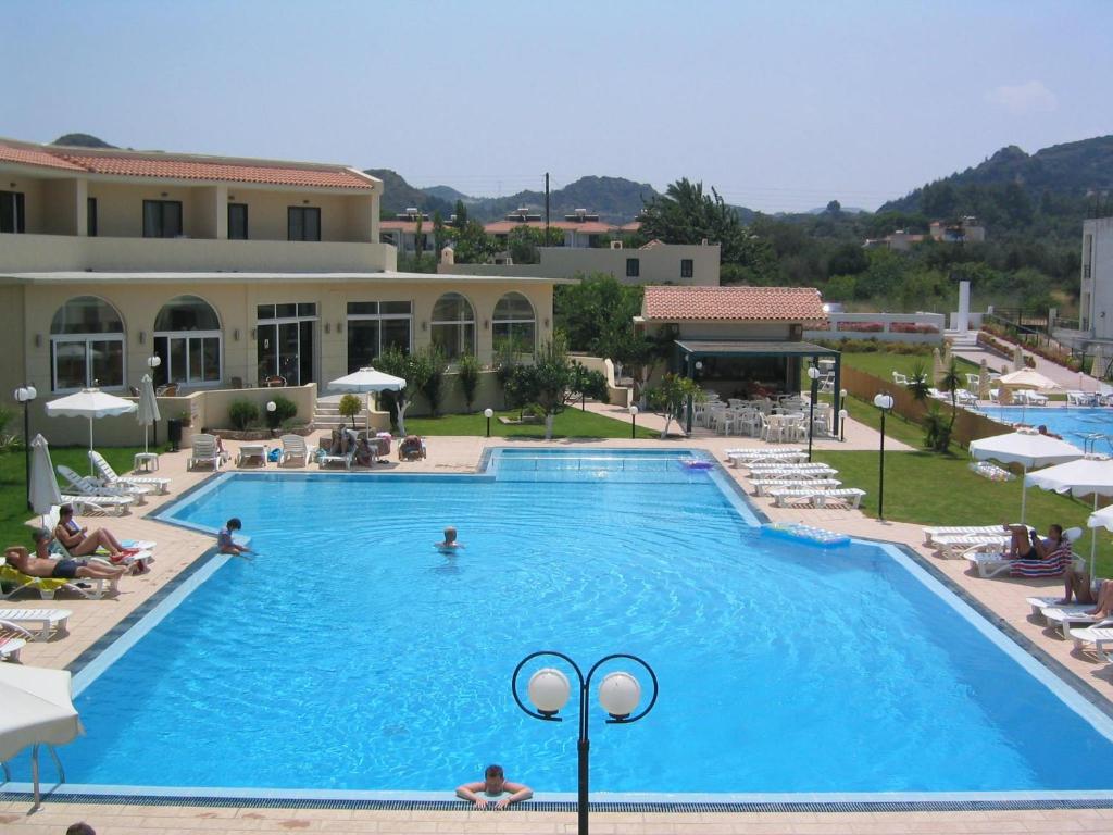 ein großer Pool vor einem Hotel in der Unterkunft Summerland Hotel in Ialyssos