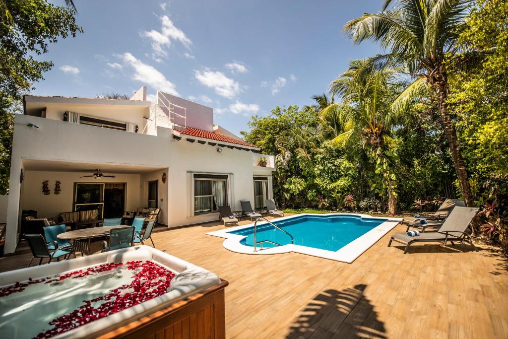 een achtertuin met een zwembad en een huis bij Villa Holiday Playa Del Carmen in Playa del Carmen