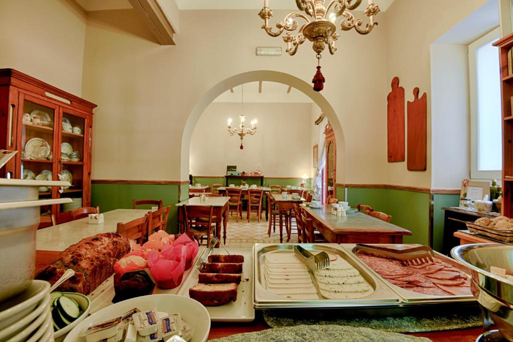 Zimmer mit einem Tisch und einem Esszimmer in der Unterkunft Maria Giovanna Guest House in Marsalforn