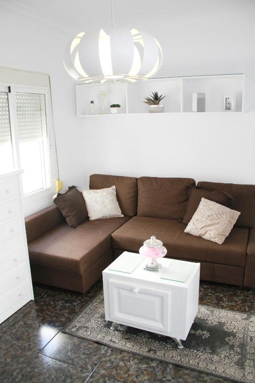 A seating area at Shiny Per Family Apartment