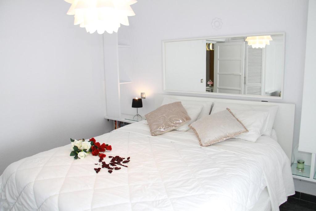 A bed or beds in a room at Shiny Per Family Apartment