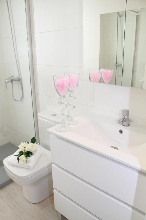 A bathroom at Shiny Per Family Apartment