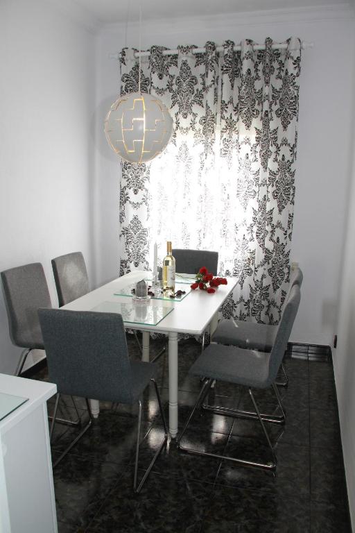 A seating area at Shiny Per Family Apartment