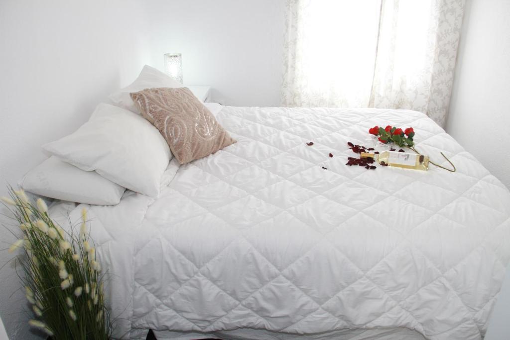 A bed or beds in a room at Shiny Per Family Apartment