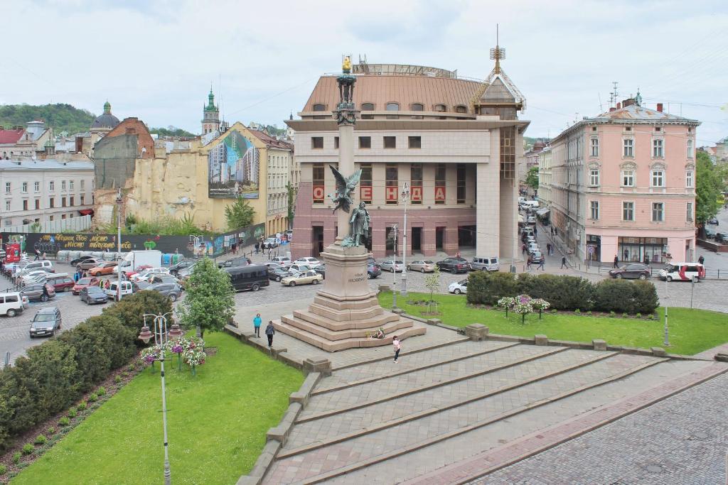 v tsentri Lvova vulytsia Mitskevycha 5, prostora z harnym vydom na misto Apartment photo 6