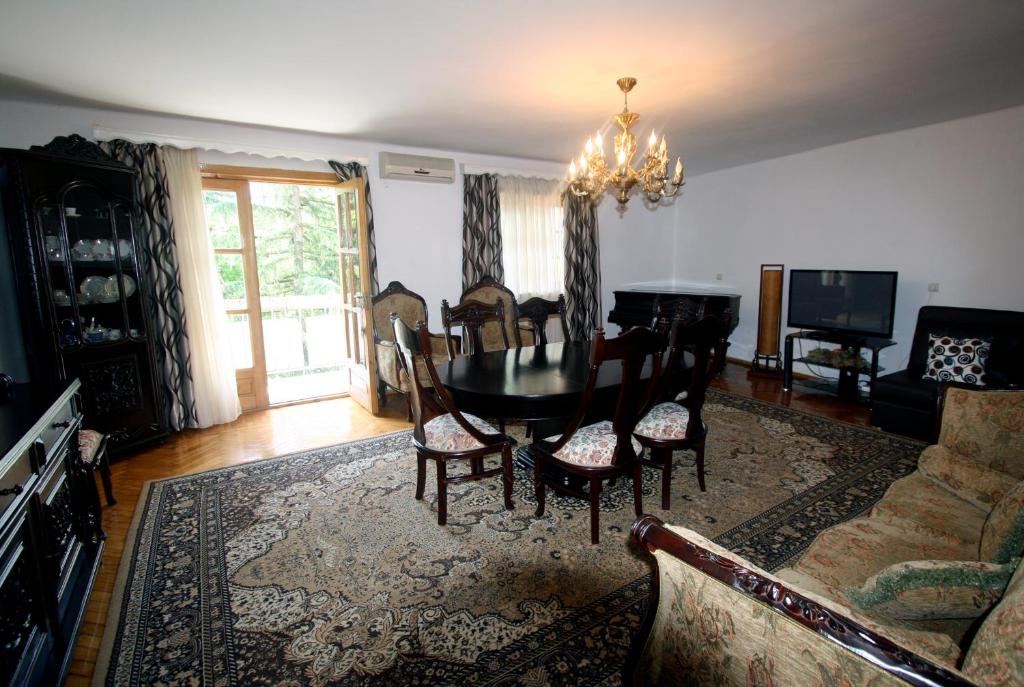 ein Wohnzimmer mit einem Esstisch und Stühlen in der Unterkunft 35 Paliashvili in Kutaissi