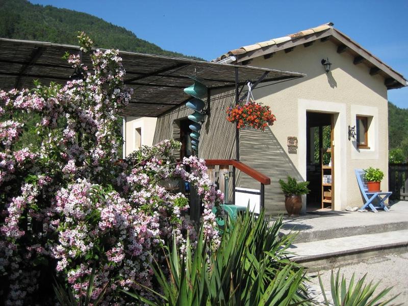 a small house with flowers in front of it at DOMAINE DU MURIER in Die