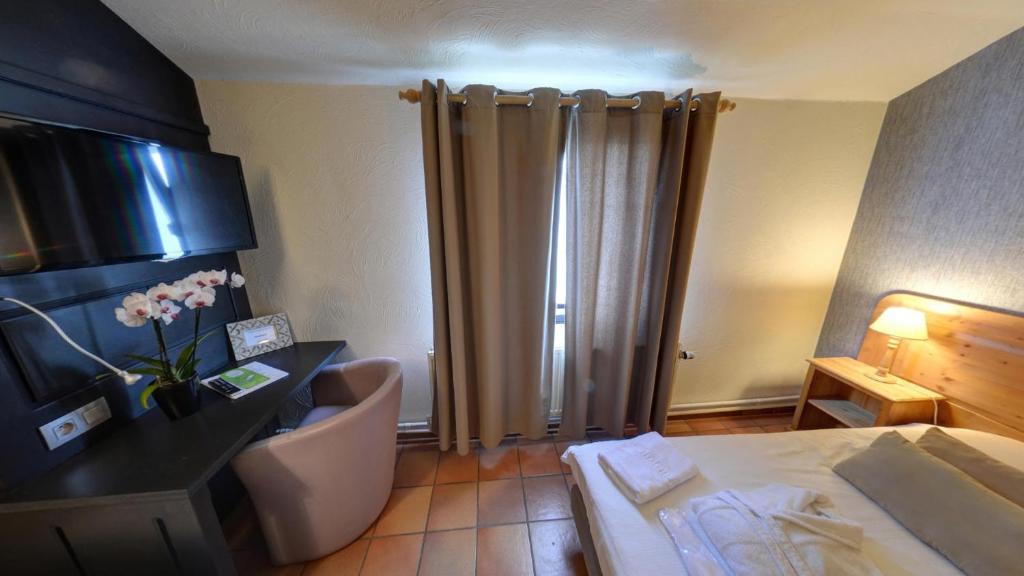 Postel nebo postele na pokoji v ubytování Tropical Hotel