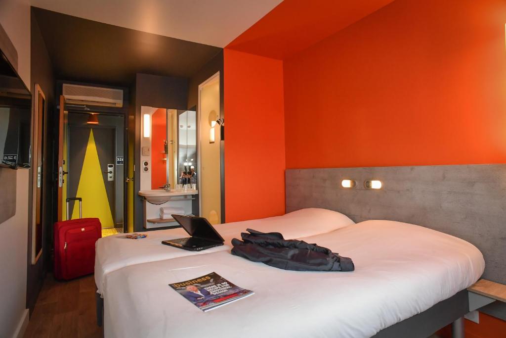 Postel nebo postele na pokoji v ubytování ibis budget Coutances