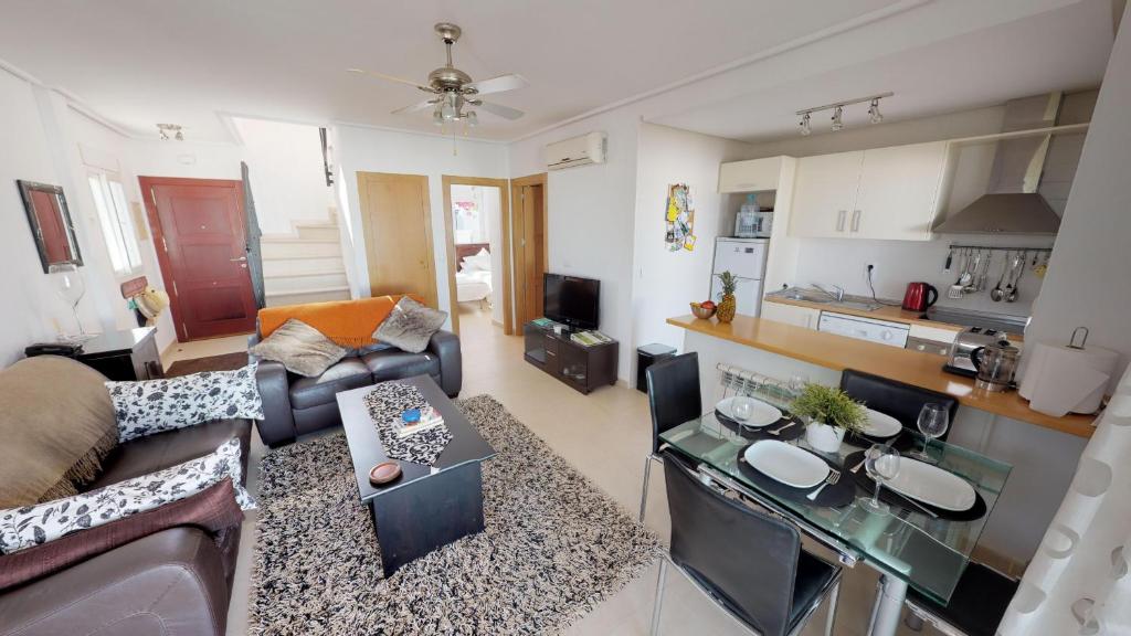 sala de estar con sofá y mesa en Marrajo 287334-A Murcia Holiday Rentals Property, en Roldán
