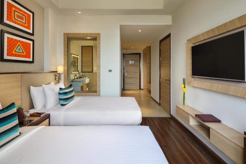 Postel nebo postele na pokoji v ubytování Sandal Suites by Lemon Tree Hotels