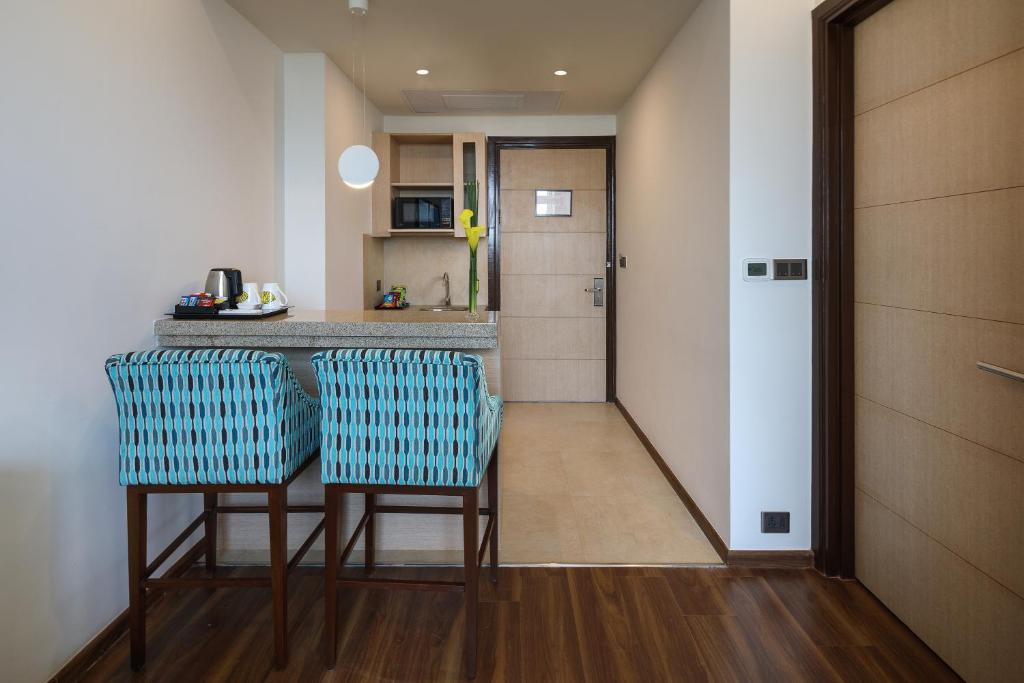 Kuchyň nebo kuchyňský kout v ubytování Sandal Suites by Lemon Tree Hotels