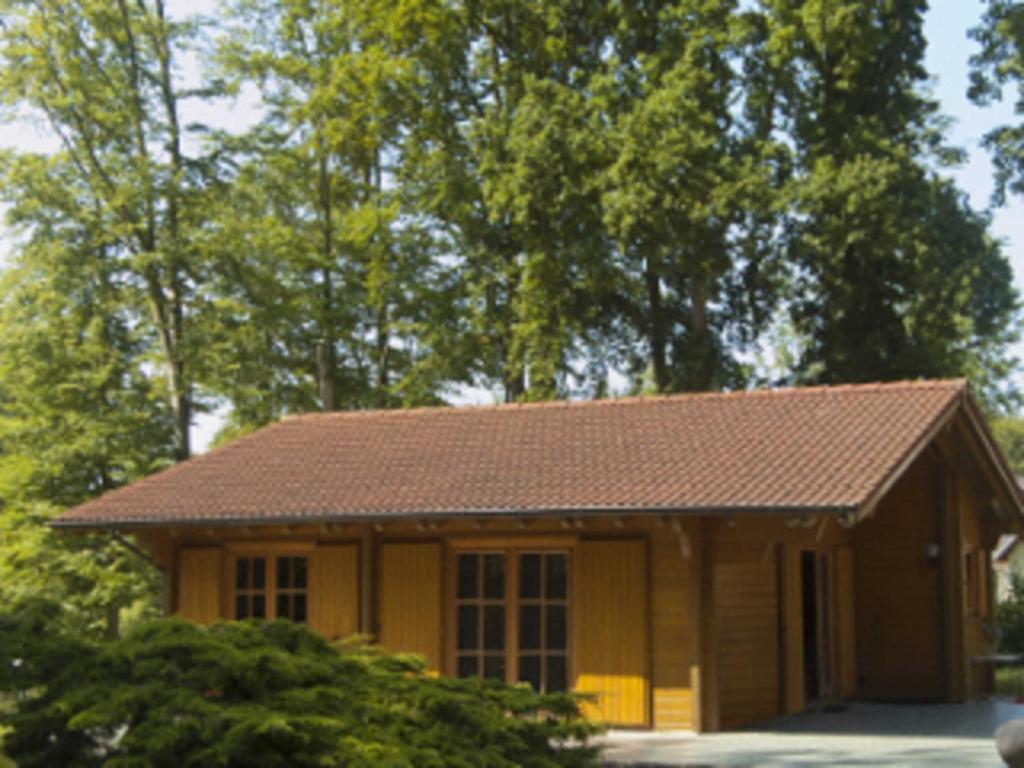 ein kleines braunes Haus mit braunem Dach in der Unterkunft Ferienhaus - Weißer Steg Sieben in Ostseebad Sellin