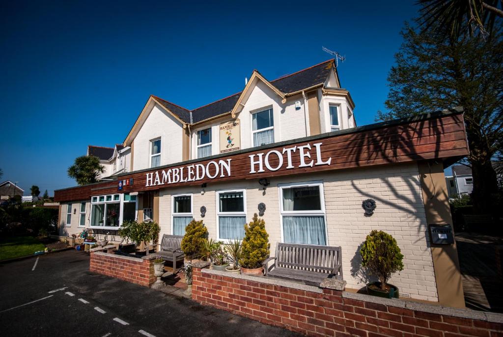 um hotel com uma placa que lê o hotel Hamilton em Hambledon Hotel em Shanklin