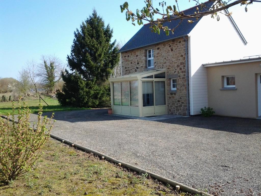 une maison avec une allée en face de celle-ci dans l'établissement Chez Julien, à Montviron