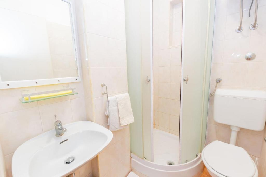 łazienka z umywalką, prysznicem i toaletą w obiekcie Pleasant apartment Korenic in unique city of Rovinj w Rovinj