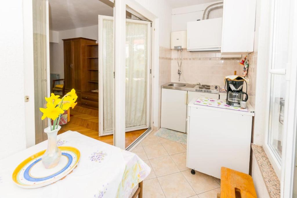 Kuchnia lub aneks kuchenny w obiekcie Pleasant apartment Korenic in unique city of Rovinj