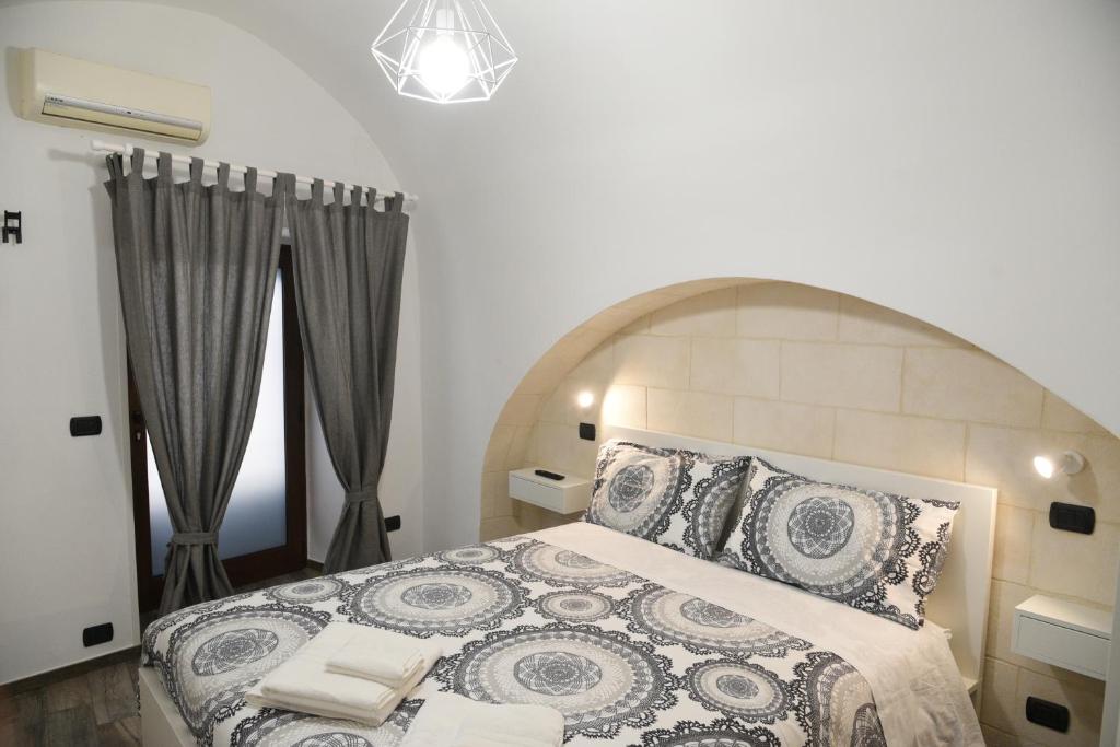 1 dormitorio con 1 cama grande y cabecero ornamentado en MEA HOUSE AND ROOM 2019, en Bari