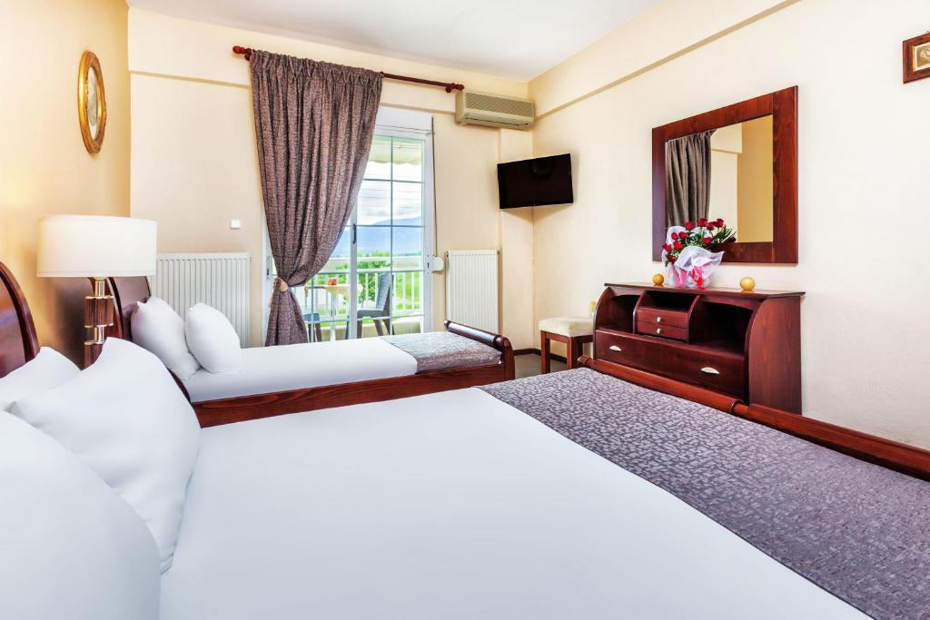Postel nebo postele na pokoji v ubytování Amfion Hotel