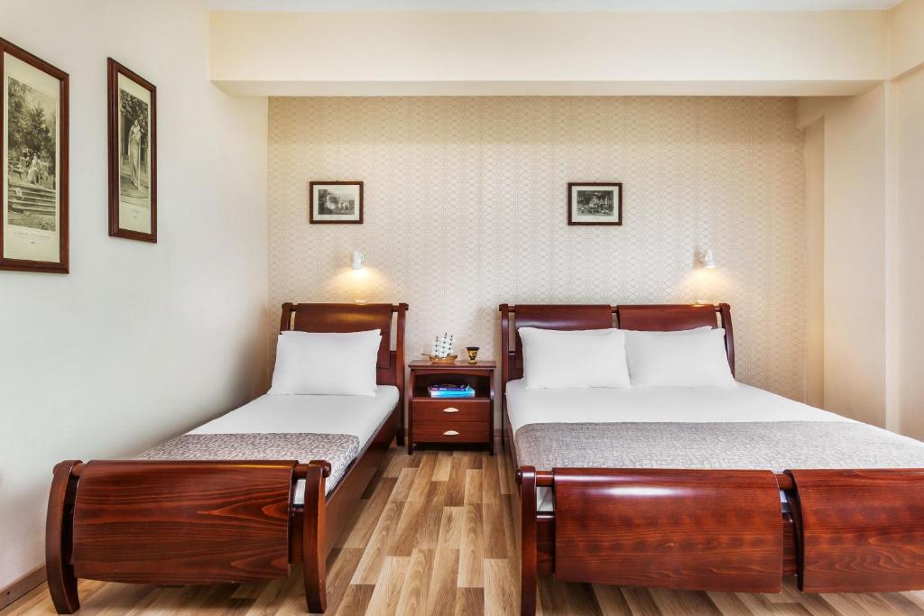 Postel nebo postele na pokoji v ubytování Amfion Hotel