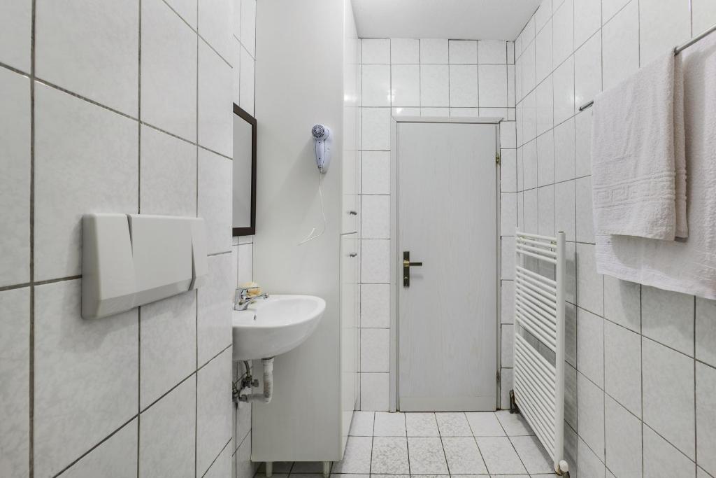 Koupelna v ubytování Amfion Hotel