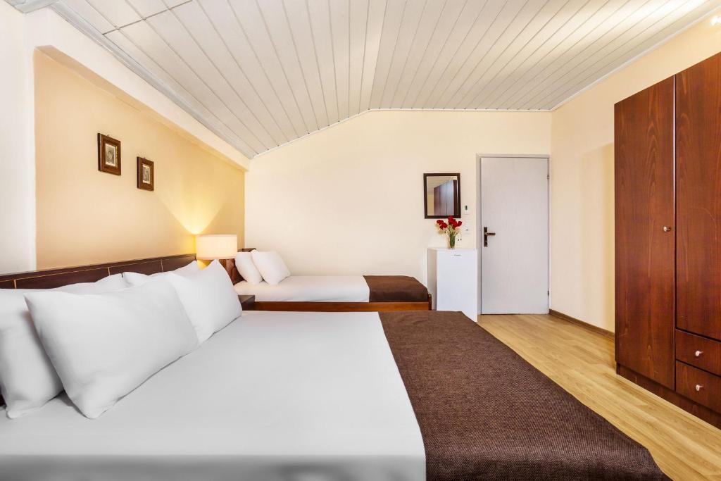 Postel nebo postele na pokoji v ubytování Amfion Hotel