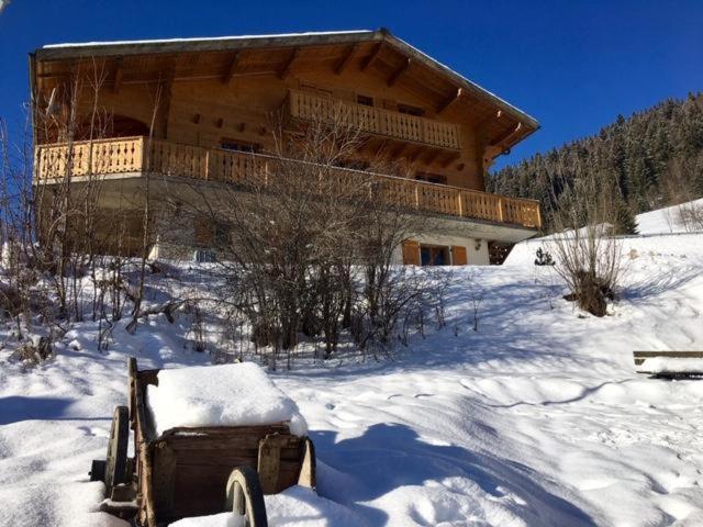 un bâtiment dans la neige devant une maison dans l'établissement Chalet Nicole, à La Côte dʼArbroz