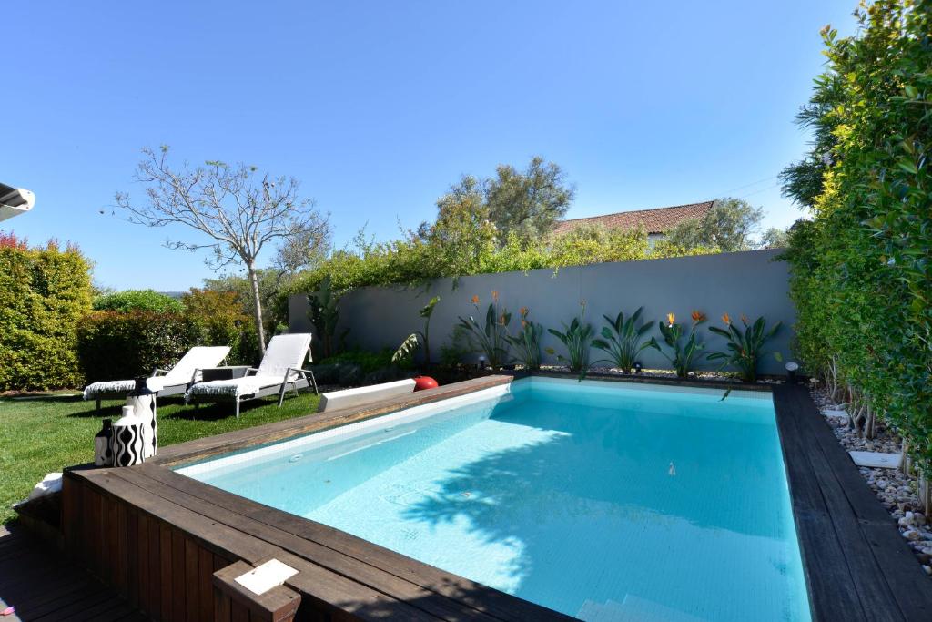 Bazén v ubytování Estoril Garden Villa - 4Bedroom private pool - CheckinHome nebo v jeho okolí