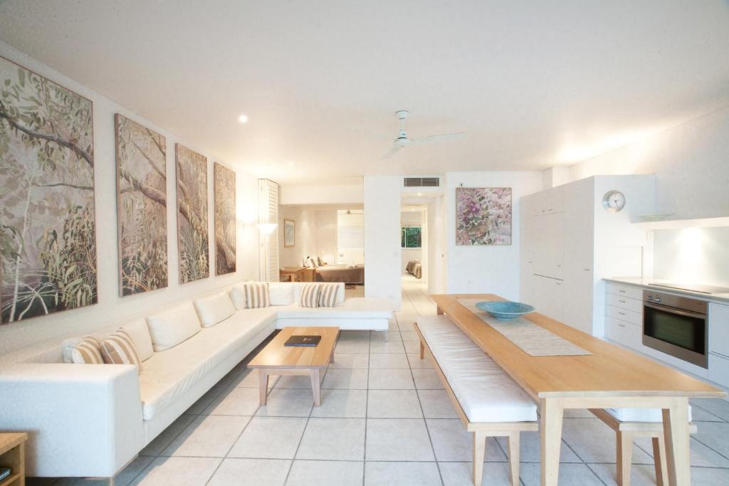 努沙岬的住宿－海岬之巔公寓式酒店，客厅配有沙发和桌子