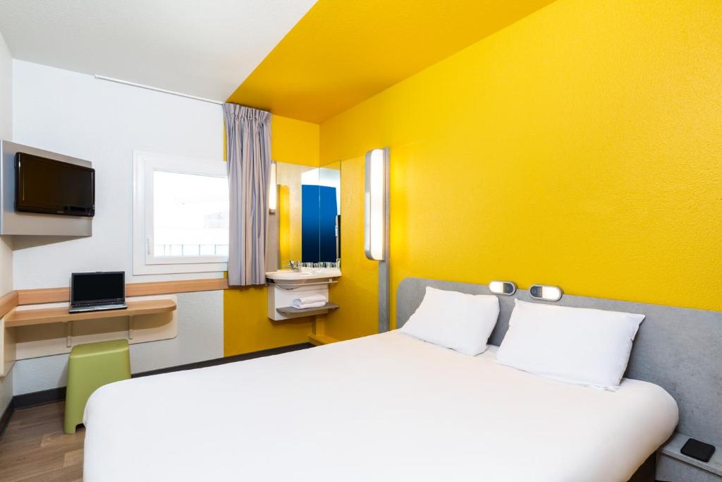 Tempat tidur dalam kamar di ibis budget Paris Porte de Vincennes